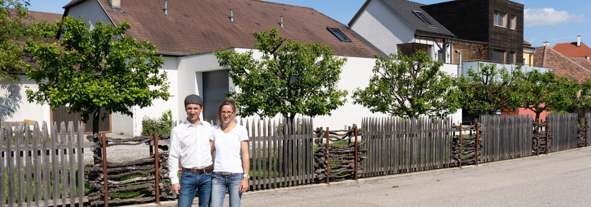 Markus und Gabi Gruber vor ihrem Haus wo die PV Anlage gebaut wird